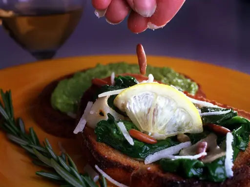 Bruschetta con bietole in padella, limone e pinoli. Un tocco di freschezza e gusto.