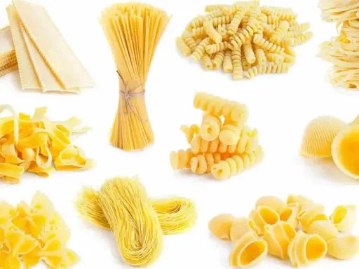 Una carrellata di diversi tipi di pasta: lasagne, spaghetti, fusilli, fettuccine, conchiglioni, farfalle, capelli d'angelo e maccheroni.