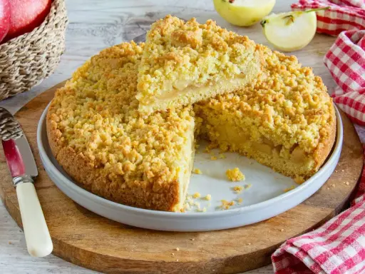 Una deliziosa sbriciolata di mele, con la sua crosta dorata e friabile, pronta per essere gustata.