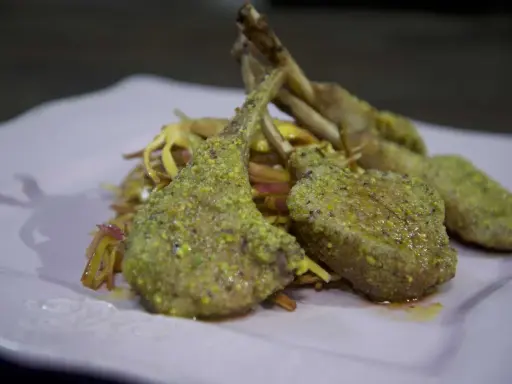 Agnello in padella fatto in casa da Benedetta, croccante e dorato, servito su un letto di verdure croccanti.
