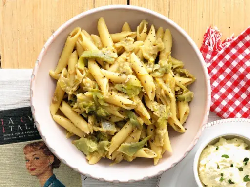 Penne con carciofi, un piatto cremoso e saporito, pronto per essere gustato.