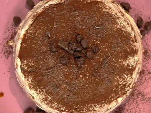 Tiramisù ricetta Benedetta: un dolce cremoso e goloso, ricoperto di cacao e scaglie di cioccolato, pronto per essere gustato.