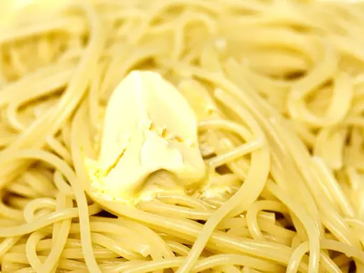 Un piatto di spaghetti fumanti, conditi con burro fuso che si scioglie lentamente. Un classico intramontabile: pasta in bianco.