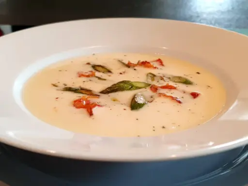 Una cremosa fonduta di pecorino con asparagi e pancetta croccante, un piatto che scalda il cuore.