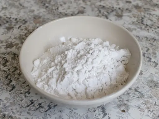 Una ciotola piena di frumina, un ingrediente base per dolci e preparazioni in cucina.