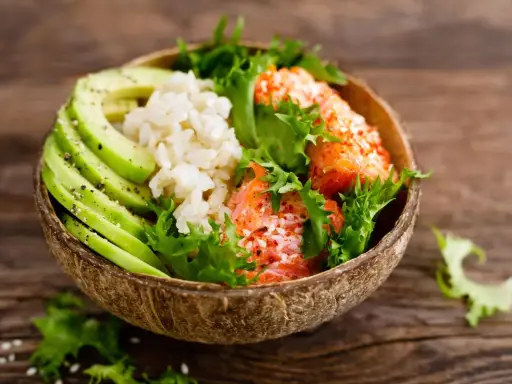 Poke bowl con salmone, avocado e riso bianco. Chi dice che il riso fa ingrassare non ha provato questa delizia!