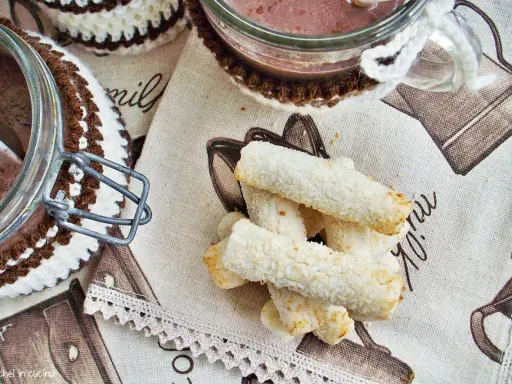 Bastoncini croccanti ricoperti di cocco, perfetti dolci senza glutine per accompagnare una bevanda calda.
