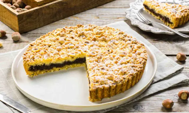 Sbriciolata alla Nutella con un ripieno goloso e una copertura croccante di nocciole. Perfetta per ogni occasione.