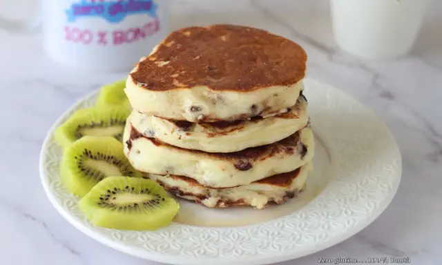 Pancake con yogurt greco e kiwi, una colazione golosa e leggera.