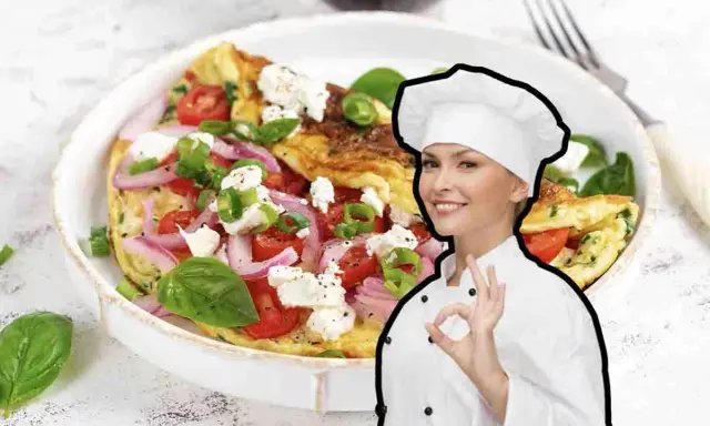 Chef sorridente mostra una deliziosa frittata di cipolle, pomodori e formaggio feta, guarnita con basilico fresco.