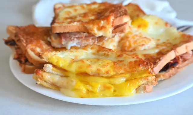 Toast filanti in friggitrice ad aria, con formaggio fuso e un uovo.