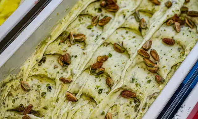 Gelato cremoso al pesto di pistacchio, guarnito con pistacchi interi tostati. Un'esplosione di gusto e colore.