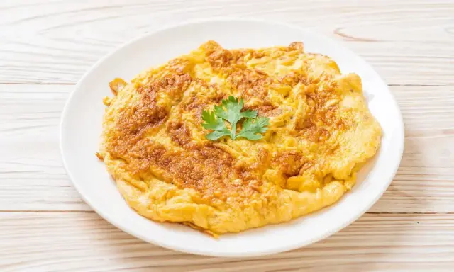 Frittata dorata e soffice, preparata in friggitrice ad aria, guarnita con prezzemolo fresco.