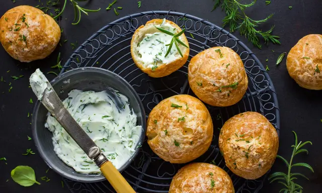Piccoli panini ripieni di crema al mascarpone ed erbe aromatiche, perfetti per ricette salate con mascarpone.