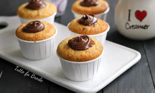 Muffin alla Nutella, soffici e golosi, pronti per essere gustati. Un dolce che conquista al primo assaggio.