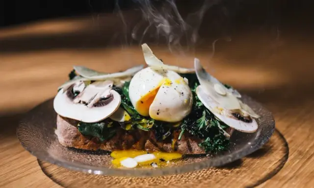 Bruschetta con uovo in camicia, funghi e verdure. La ricetta perfetta per un brunch gustoso.