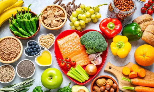 Salmone, broccoli, frutta e verdura: ingredienti per abbassare il colesterolo in 15 giorni.
