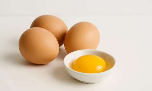 Tre uova intere e un tuorlo in una ciotolina. Quante uova a settimana per una dieta equilibrata?