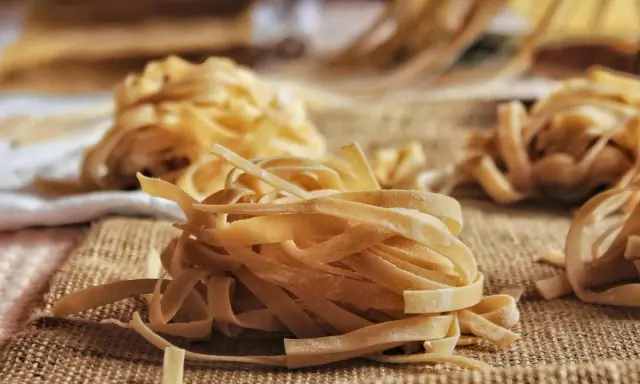 Nidi di pasta fresca, pronti per essere cucinati. La farina per pasta fatta in casa dona un sapore autentico.
