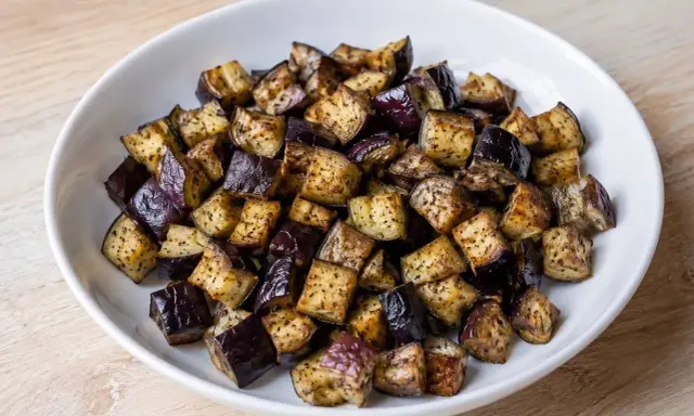 Melanzane a cubetti, cotte in friggitrice ad aria, dorate e saporite, pronte per essere gustate.