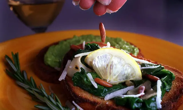 Bruschetta con bietole in padella, limone e pinoli. Un tocco di freschezza e gusto.
