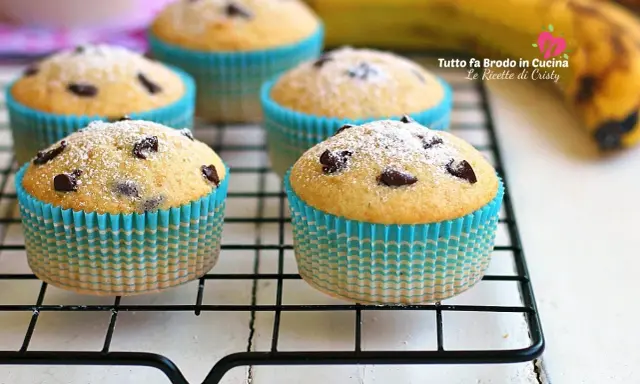 Muffin banana e cioccolato spolverati di zucchero a velo, pronti per essere gustati.