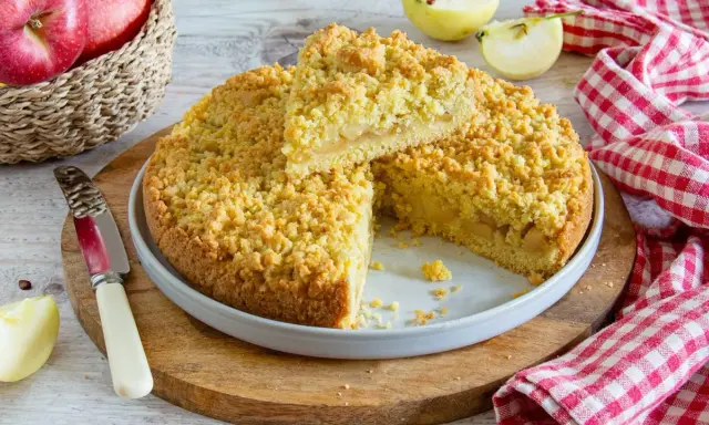Una deliziosa sbriciolata di mele, con la sua crosta dorata e friabile, pronta per essere gustata.