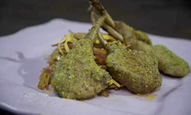 Agnello in padella fatto in casa da Benedetta, croccante e dorato, servito su un letto di verdure croccanti.