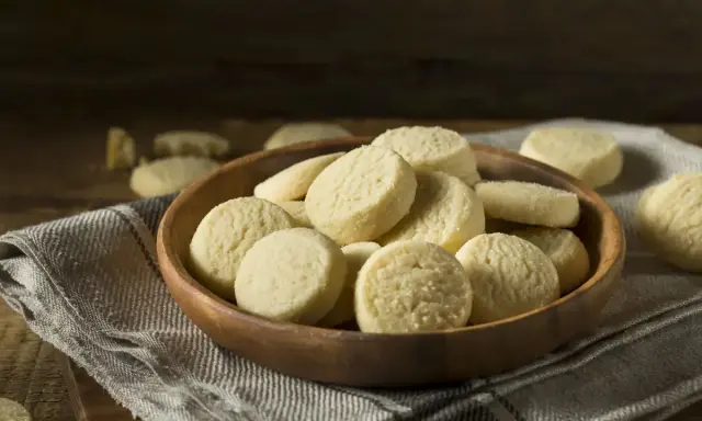 Una ciotola di legno piena di deliziosi biscotti senza uova, perfetti per una pausa dolce.