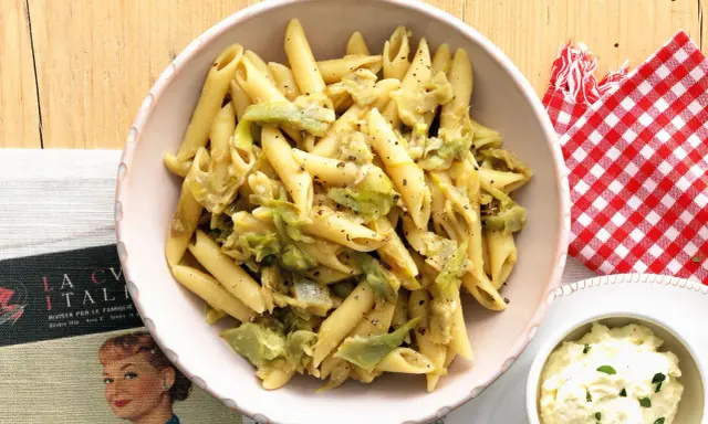 Penne con carciofi, un piatto cremoso e saporito, pronto per essere gustato.