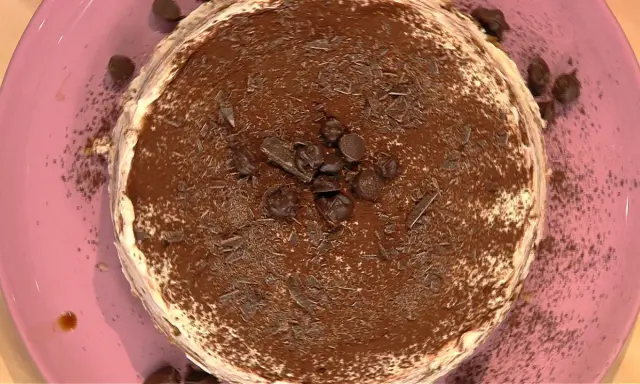 Tiramisù ricetta Benedetta: un dolce cremoso e goloso, ricoperto di cacao e scaglie di cioccolato, pronto per essere gustato.