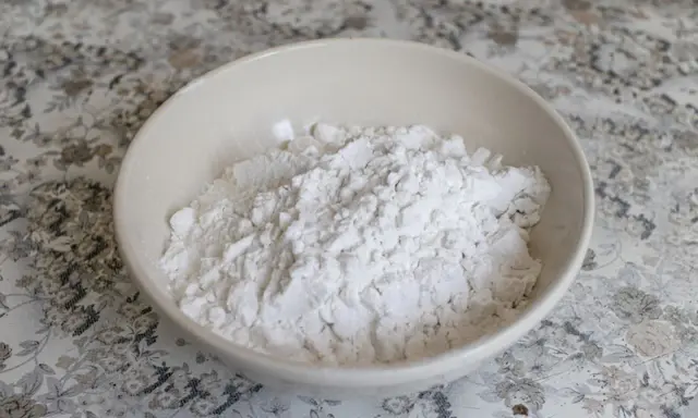 Una ciotola piena di frumina, un ingrediente base per dolci e preparazioni in cucina.