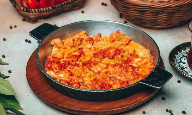 Uova strapazzate al pomodoro in padella, un piatto caldo e saporito, pronto per essere gustato.