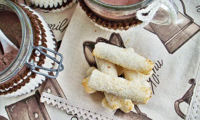 Bastoncini croccanti ricoperti di cocco, perfetti dolci senza glutine per accompagnare una bevanda calda.