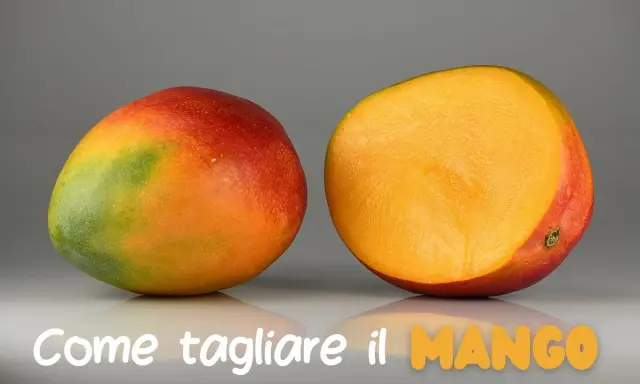 Un mango intero e uno tagliato a metà, mostrando la polpa succosa. Impara come si mangia il mango per gustarlo al meglio.