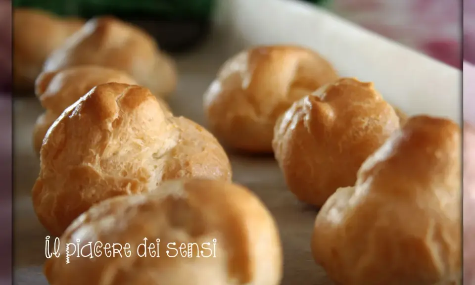 Bignè alla crema dorati e soffici, pronti per essere gustati. Un vero piacere per i sensi.