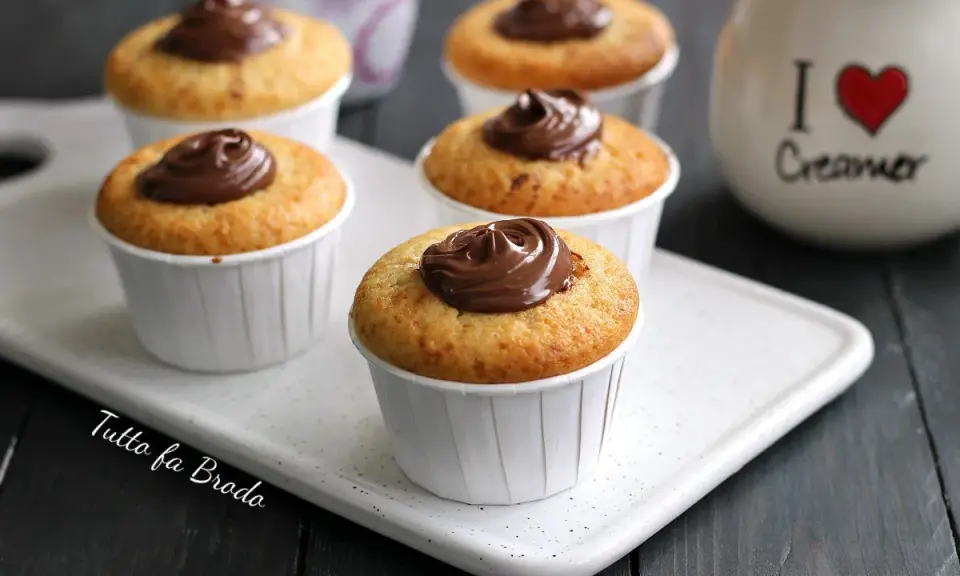 Muffin alla Nutella, soffici e golosi, pronti per essere gustati. Un dolce che conquista al primo assaggio.