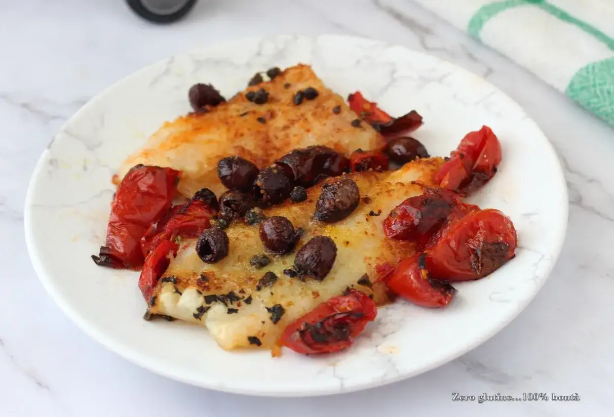 Filetti di merluzzo in friggitrice ad aria, cotti alla perfezione con pomodorini e olive nere.