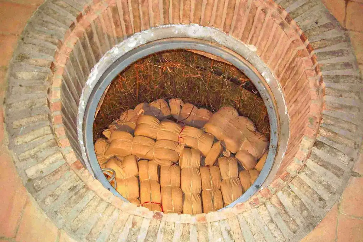 Formaggio di fossa stagionato in un pozzo di mattoni, avvolto in sacchi di iuta e paglia.