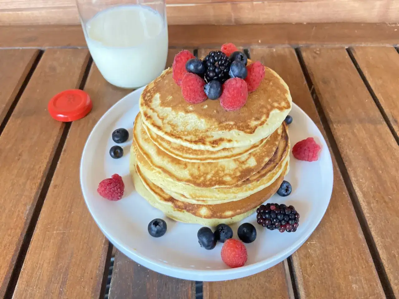Pancakes leggeri e soffici, guarniti con frutti di bosco freschi. Una deliziosa ricetta pancake light per iniziare la giornata con gusto.