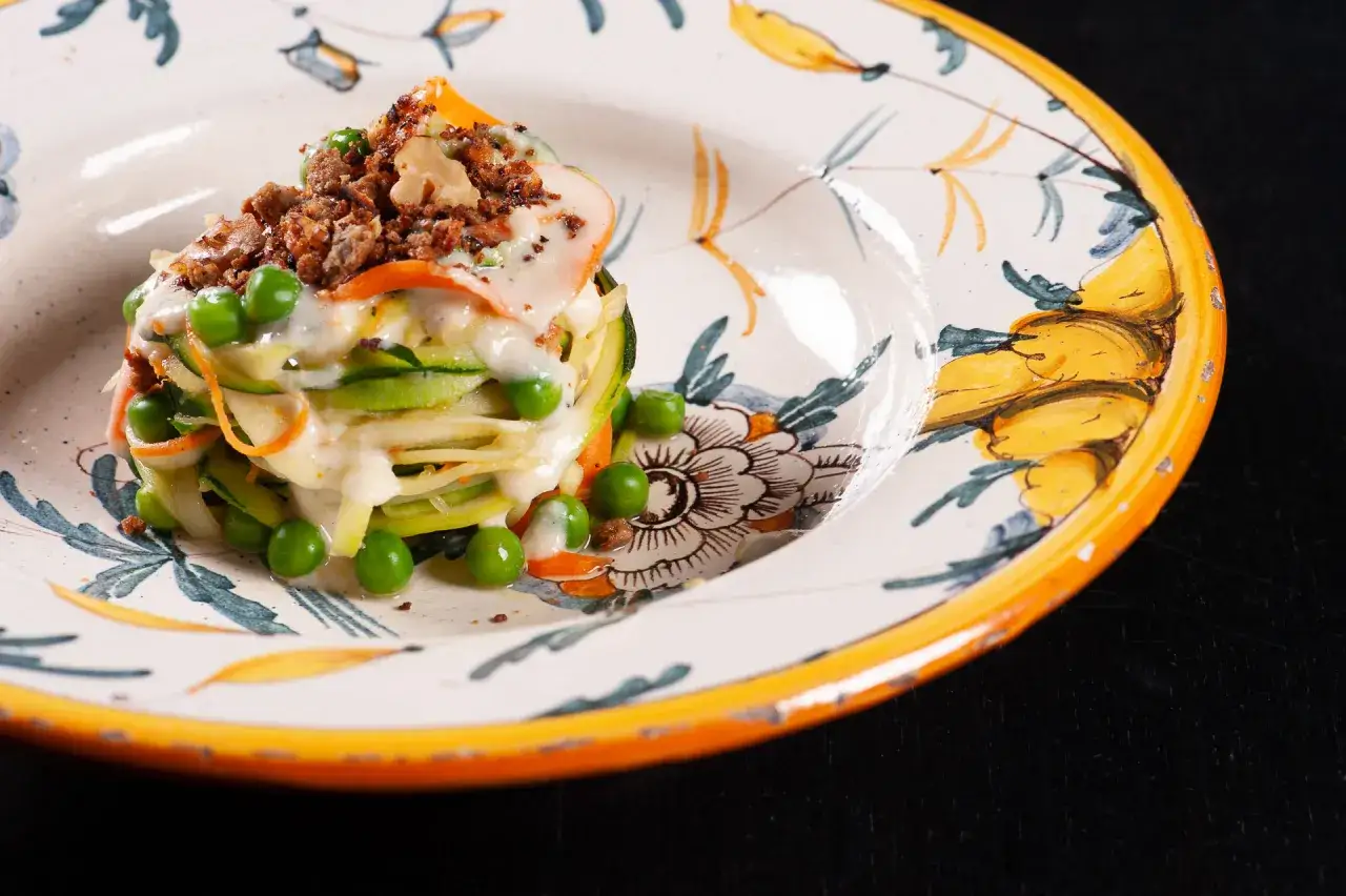 Deliziosa torretta di verdure con fonduta di pecorino, piselli e sbriciolata croccante.