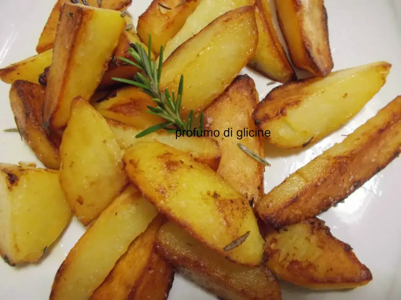 Patate in padella dorate e croccanti, profumate al rosmarino. Un contorno irresistibile.
