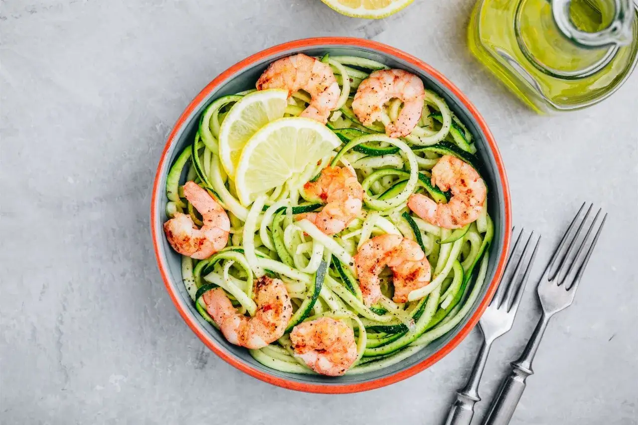 Gamberetti surgelati come cucinarli: spaghetti di zucchine con gamberi saltati e limone.