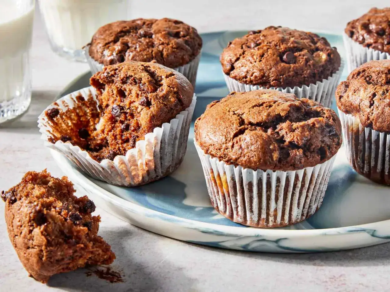 Muffin banana e cioccolato, uno morso rivela un interno soffice e goloso. Perfetti per una colazione o merenda.