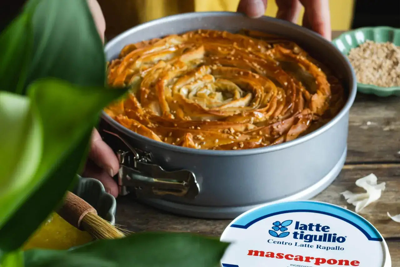 Torta salata con mascarpone, pronta per essere gustata. Un'idea per ricette salate con mascarpone.