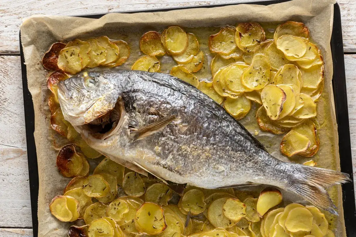 Orata intera con patate croccanti, cotta alla perfezione nella friggitrice ad aria. Un piatto semplice e gustoso.