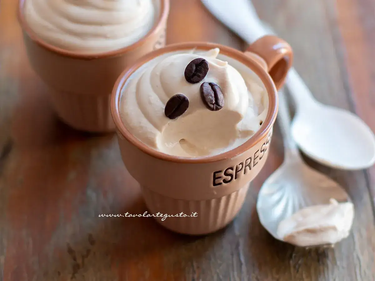 Crema al caffè veloce, soffice e golosa, servita in tazzine con chicchi di caffè.