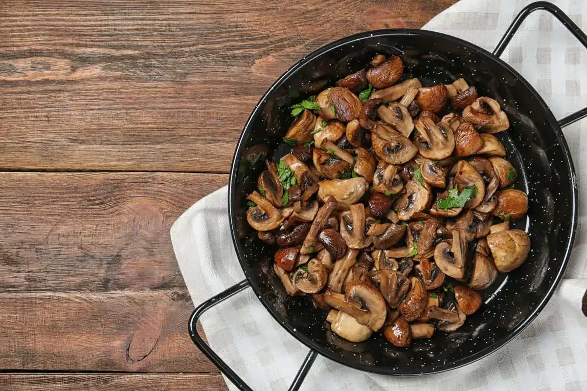 Deliziosi funghi in padella, dorati e profumati, pronti per essere gustati.