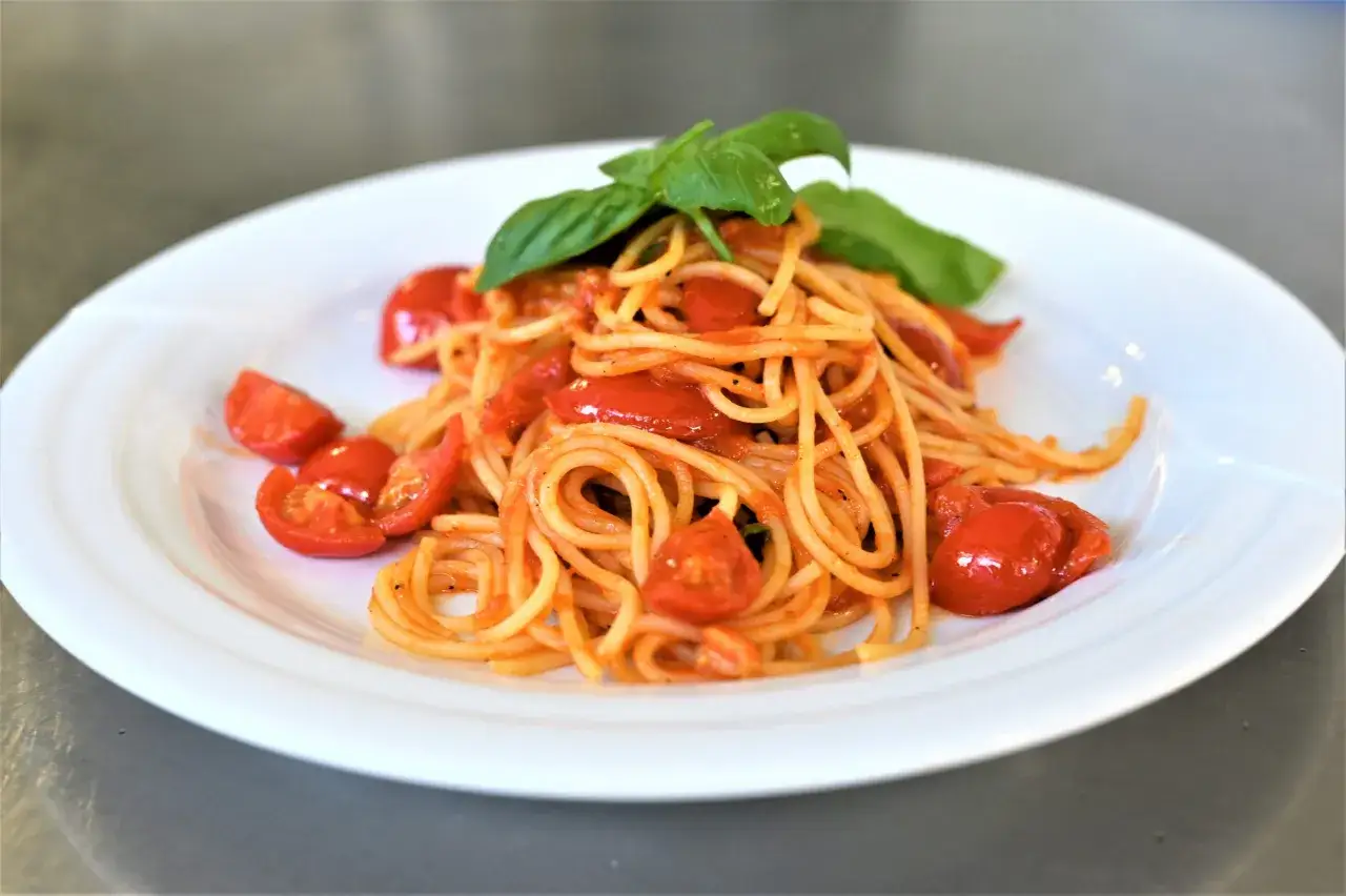 Un invitante piatto di spaghetti al pomodoro fresco e basilico, un classico intramontabile.