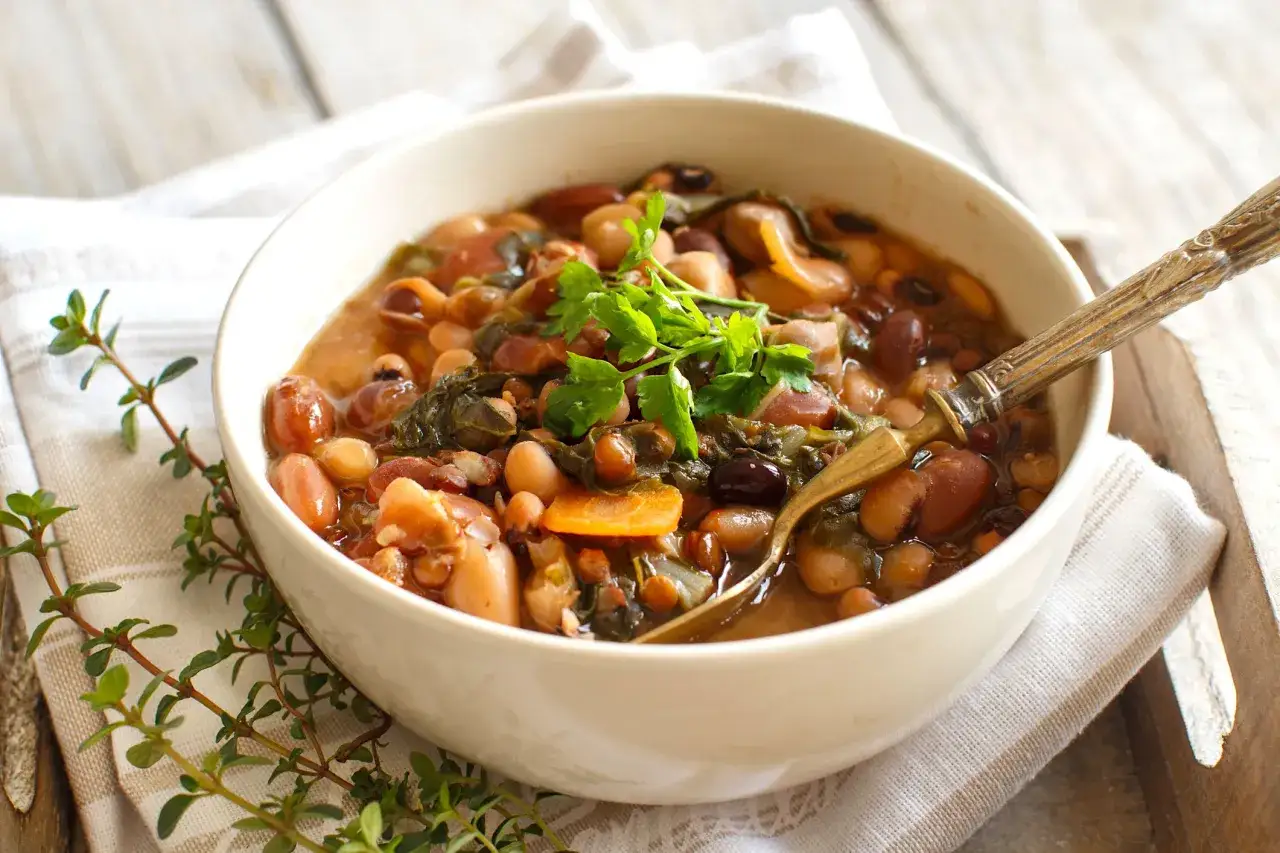 Una ciotola di fagioli misti, verdure e carote, un piatto saporito che ricorda la cottura fagioli secchi.